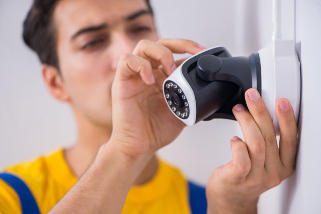 家庭用の防犯カメラを設置するときはここに注意！防犯カメラのタイプ別設置ポイント
