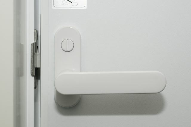 安全のために1ドア2ロックがおススメ～鍵交換や補助錠で防犯性をUP